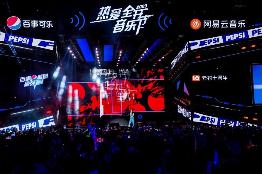 青岛 2023 热爱全开音乐节夜景，非当前演出公告